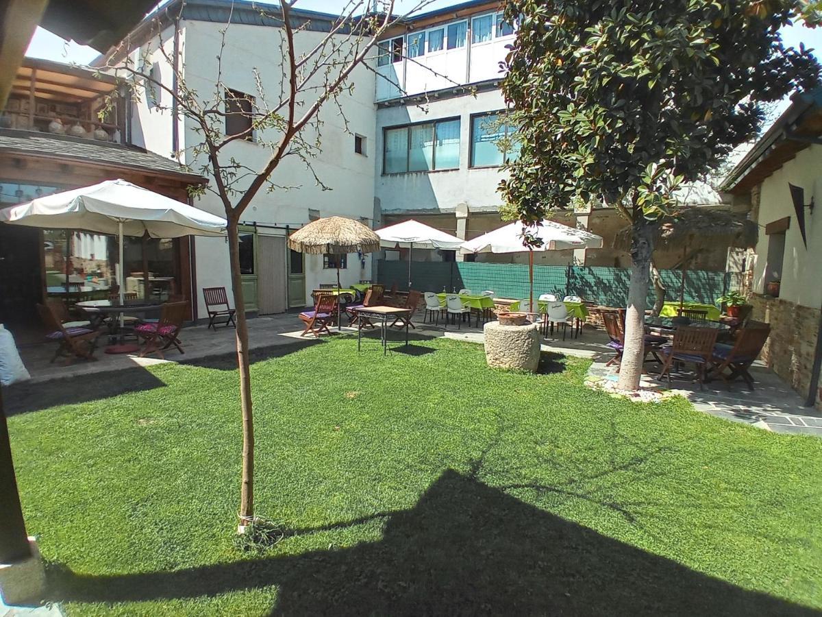 Hostal La Medina De Camponaraya Bagian luar foto