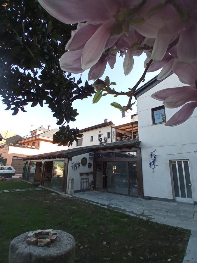 Hostal La Medina De Camponaraya Bagian luar foto