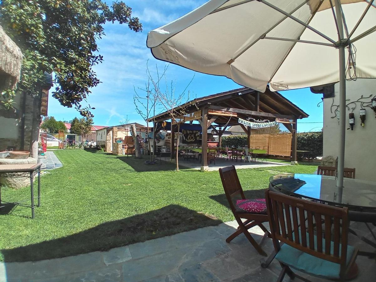Hostal La Medina De Camponaraya Bagian luar foto