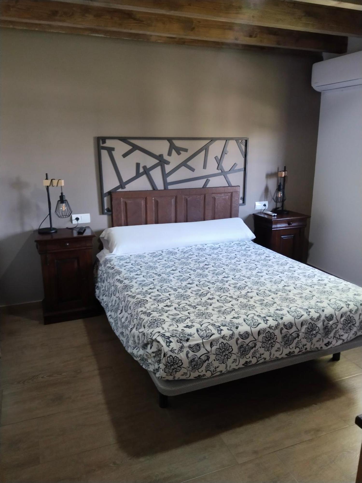 Hostal La Medina De Camponaraya Bagian luar foto